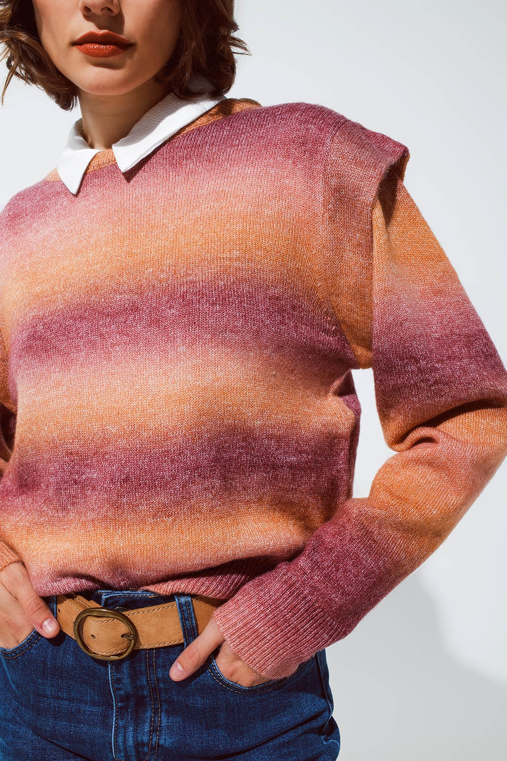 Maglione con design ombreggiato arancione e rosso con scollo rotondo e dettagli sulle maniche