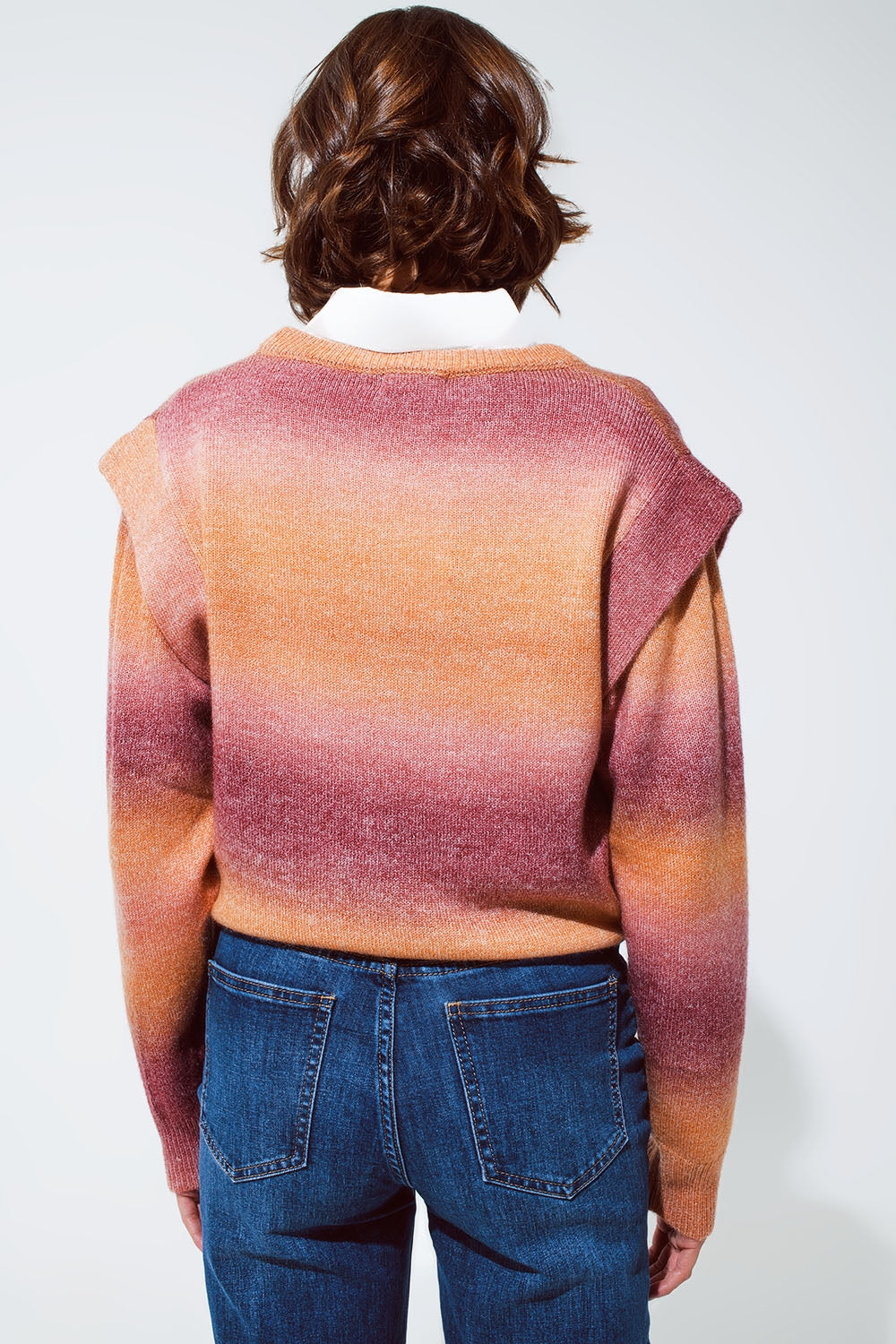 Maglione con design ombreggiato arancione e rosso con scollo rotondo e dettagli sulle maniche