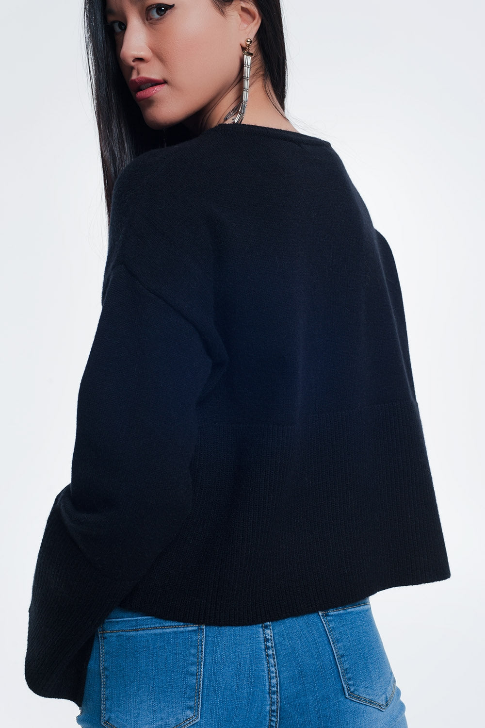 Maglione con dettaglio a coste sulle maniche in nero