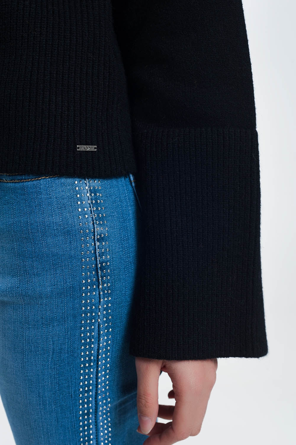 Maglione con dettaglio a coste sulle maniche in nero