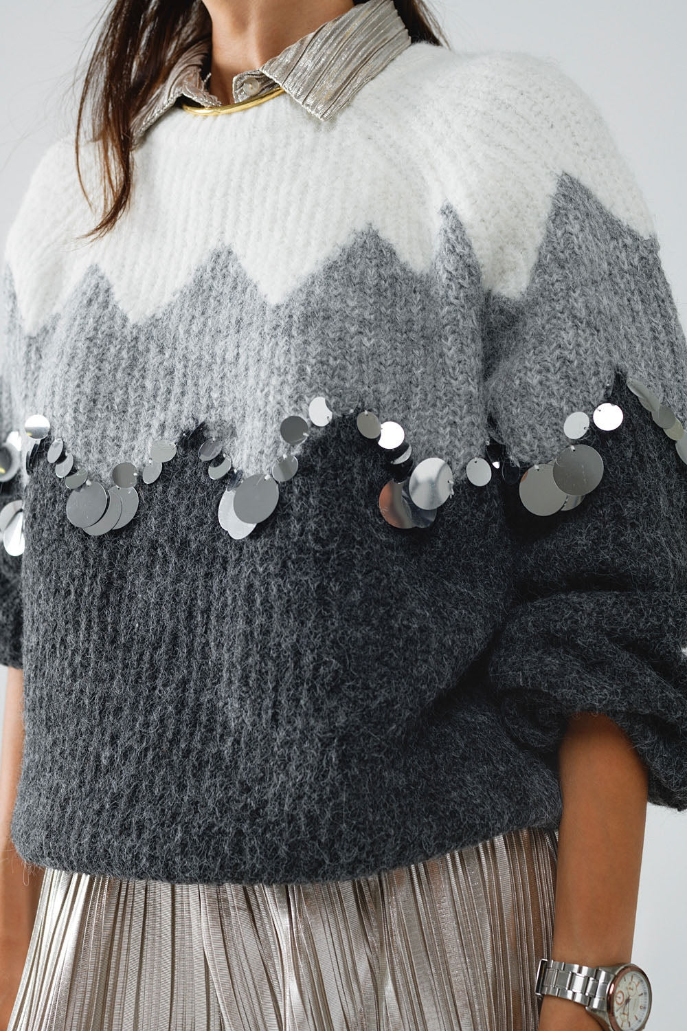 Maglione con motivo a spina di pesce e dettagli in paillettes in grigio