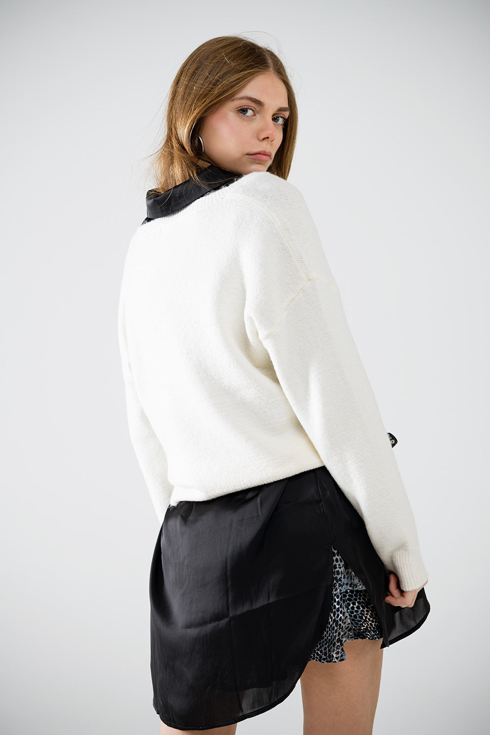 Maglione con scollo a V impreziosito da stelle metalliche