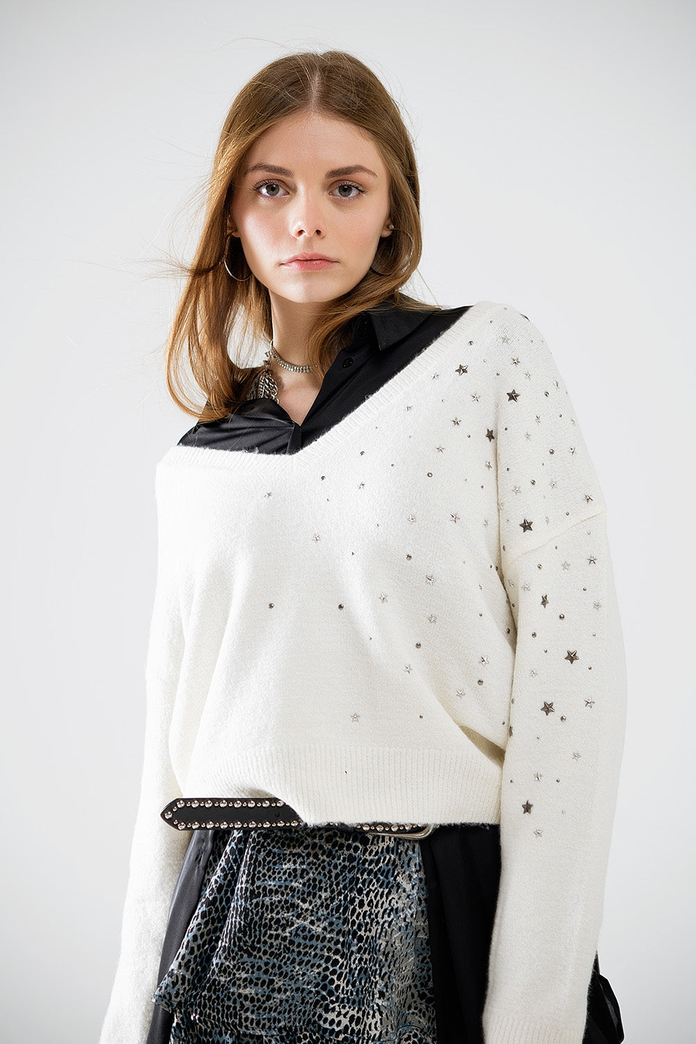 Maglione con scollo a V impreziosito da stelle metalliche