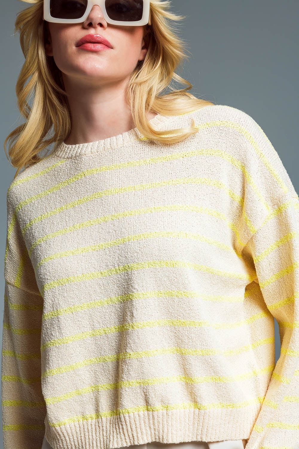 Maglione con spalle scoperte in beige con strisce gialle