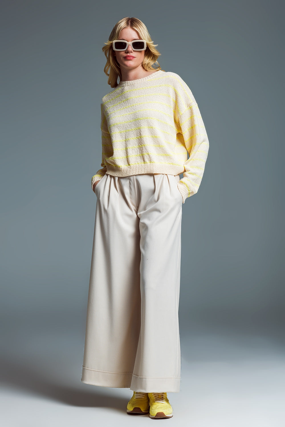 Maglione con spalle scoperte in beige con strisce gialle