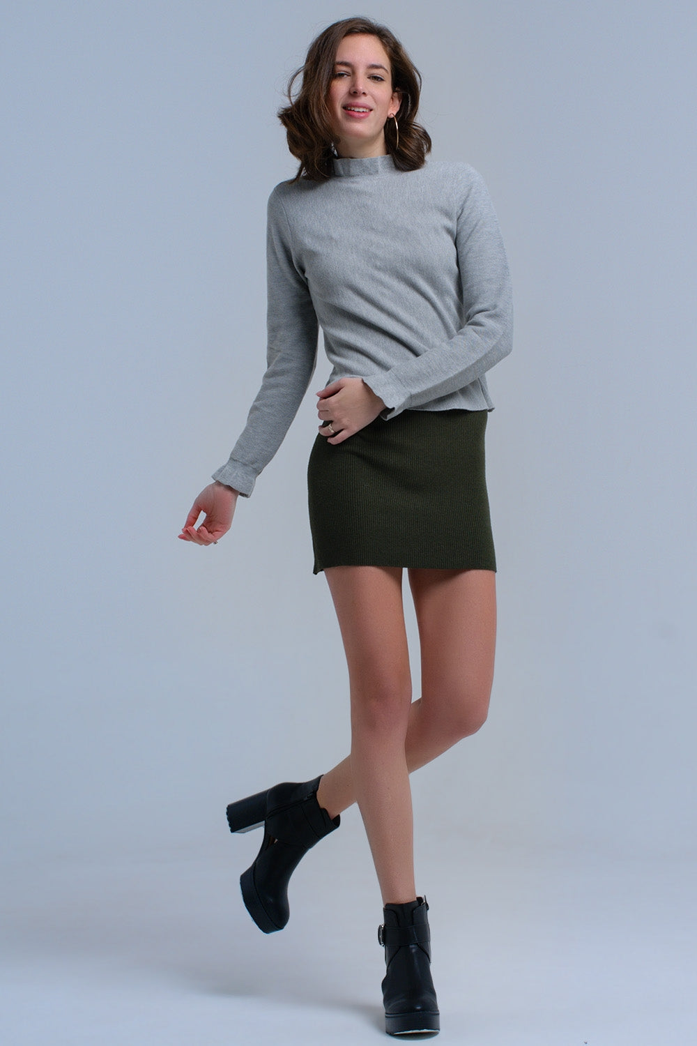 Maglione con volant di colore grigio