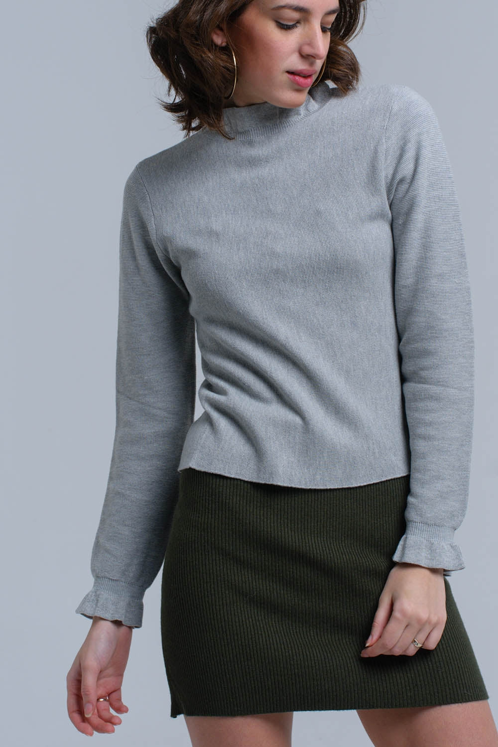 Maglione con volant di colore grigio