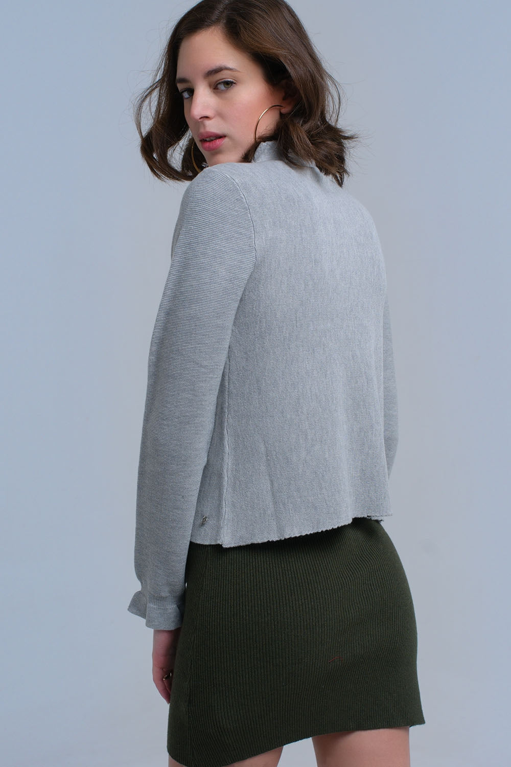Maglione con volant di colore grigio