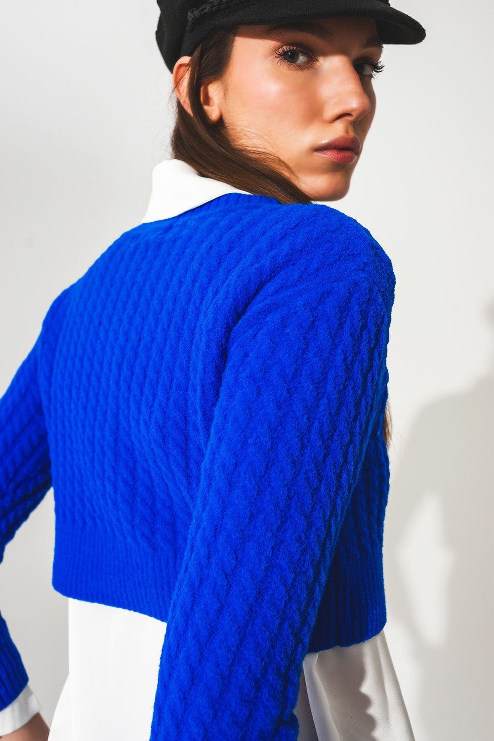Maglione corto blu con motivo a trecce