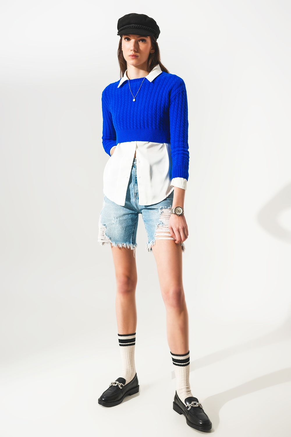Maglione corto blu con motivo a trecce