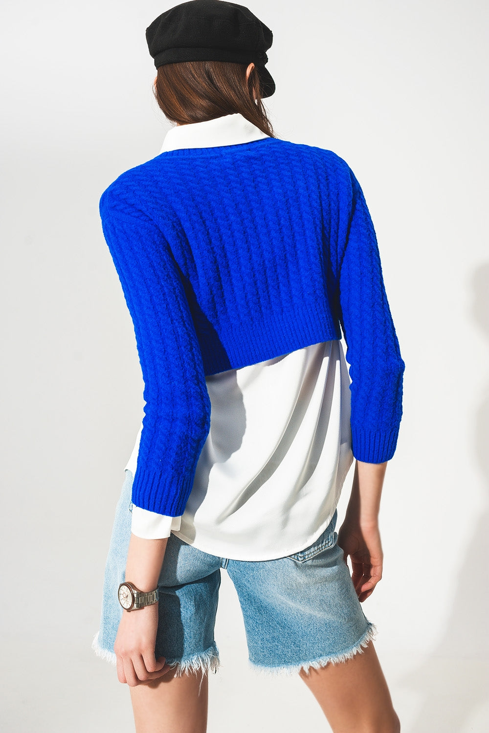 Maglione corto blu con motivo a trecce