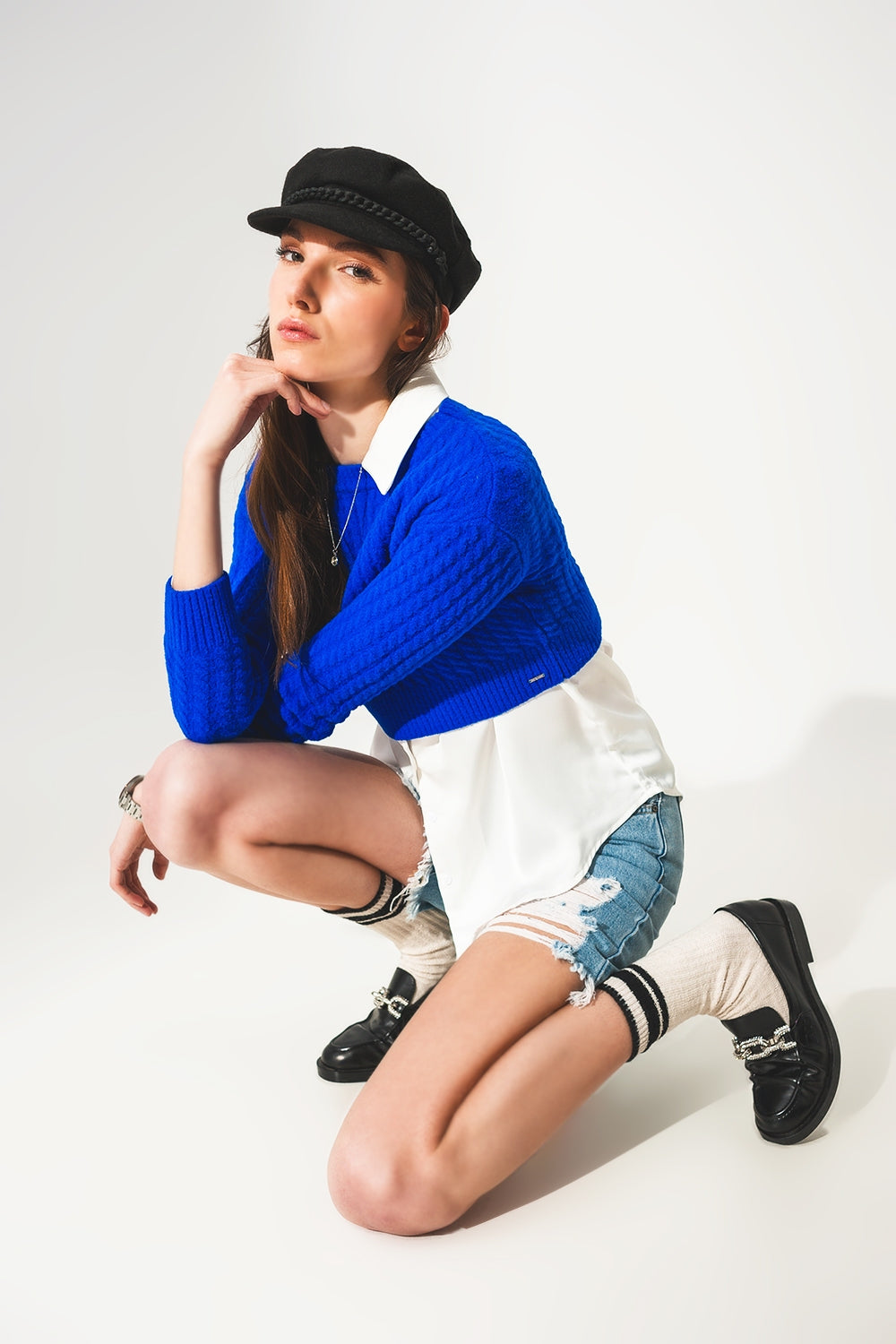 Maglione corto blu con motivo a trecce