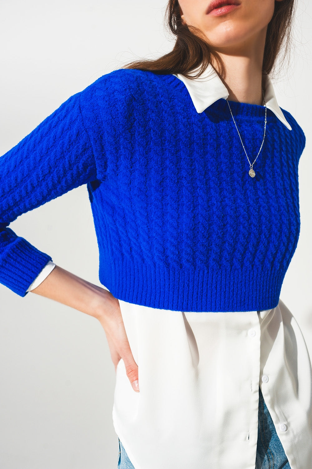 Maglione corto blu con motivo a trecce