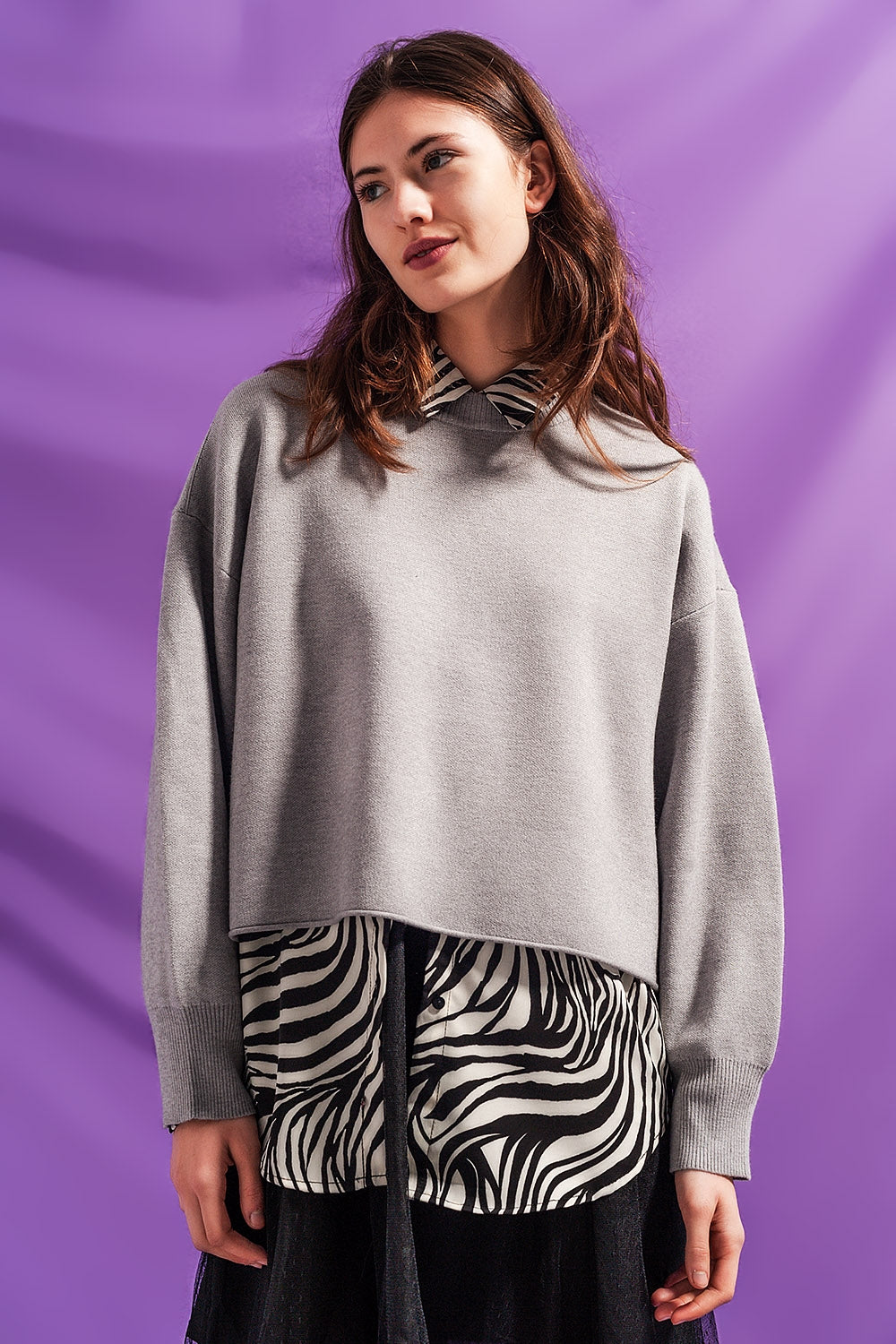 Q2 Maglione corto grigio con maniche ad ali di pipistrello