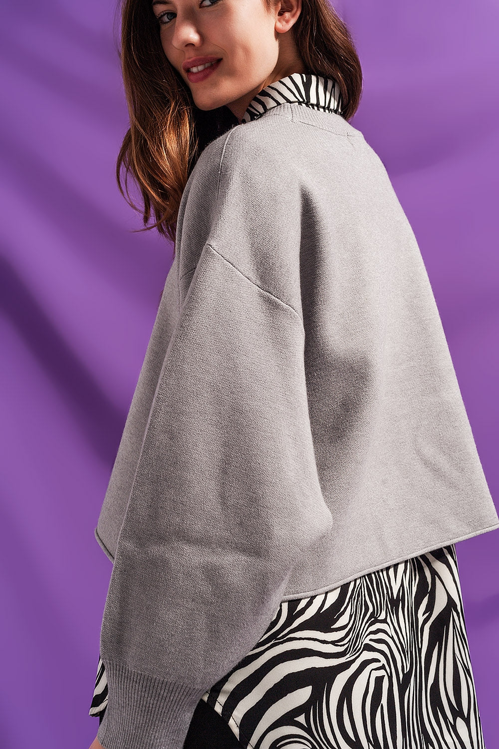 Maglione corto grigio con maniche ad ali di pipistrello