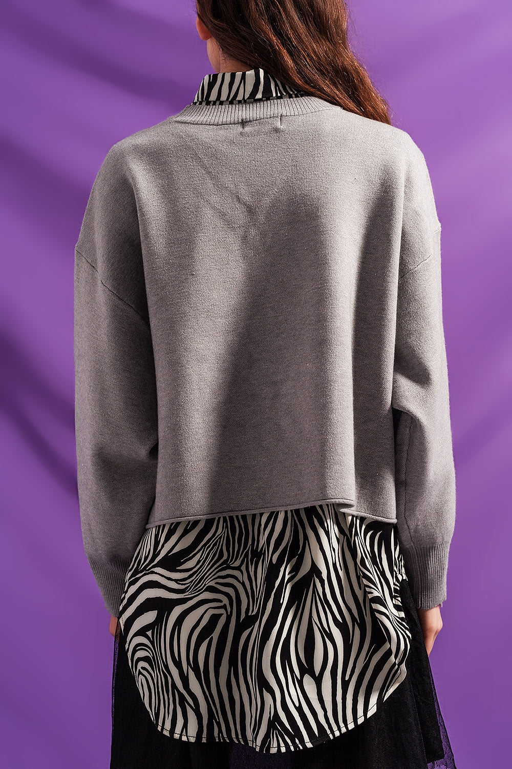 Maglione corto grigio con maniche ad ali di pipistrello