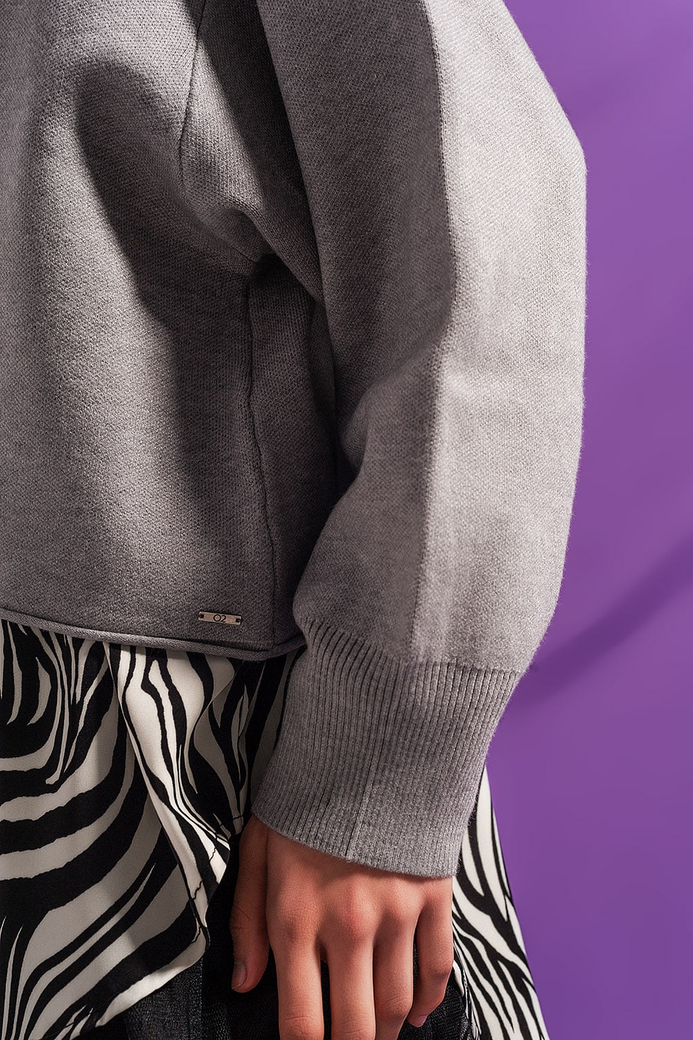 Maglione corto grigio con maniche ad ali di pipistrello