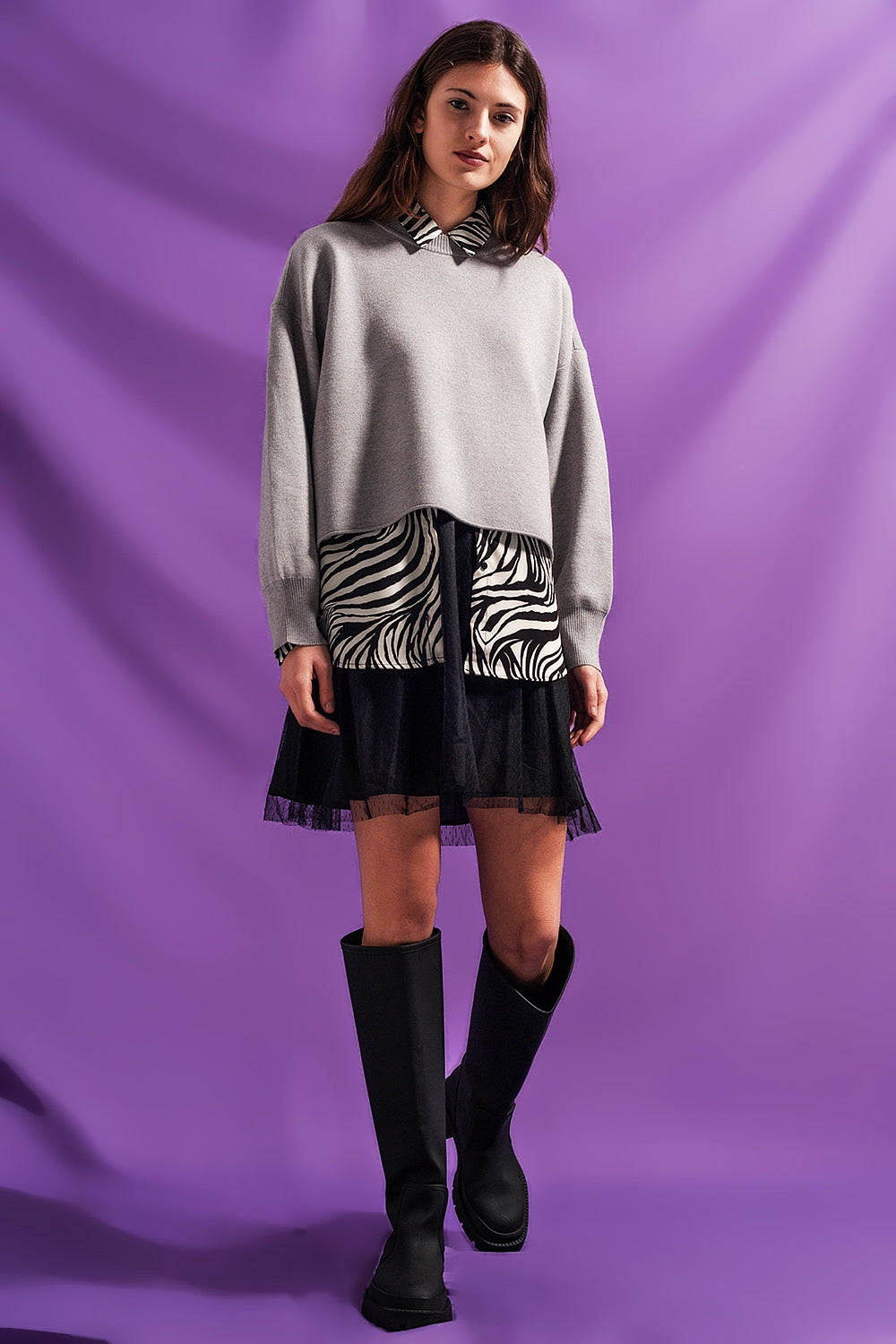Maglione corto grigio con maniche ad ali di pipistrello