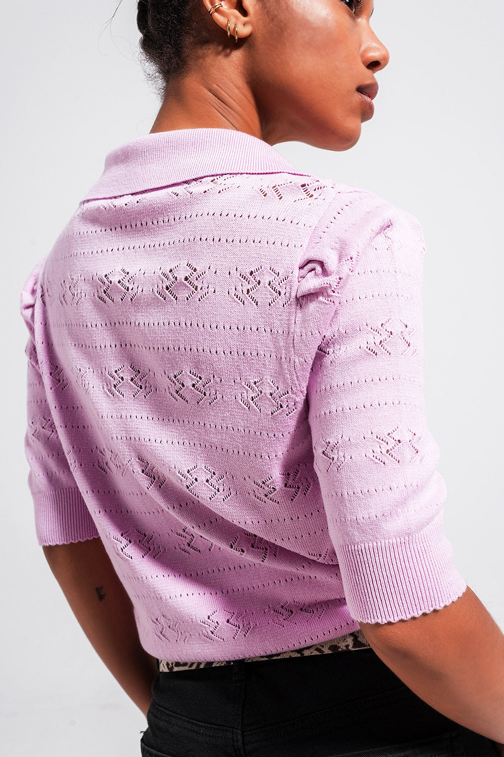 Maglione corto in maglia rosa traforata e colletto polo