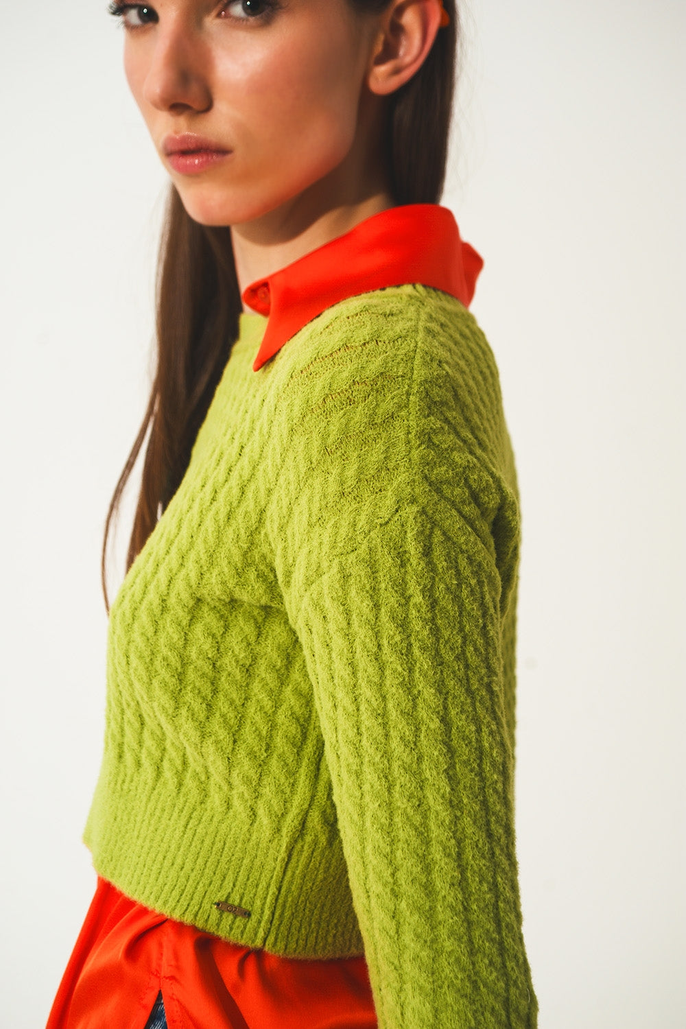 Maglione corto verde lime con motivo a trecce