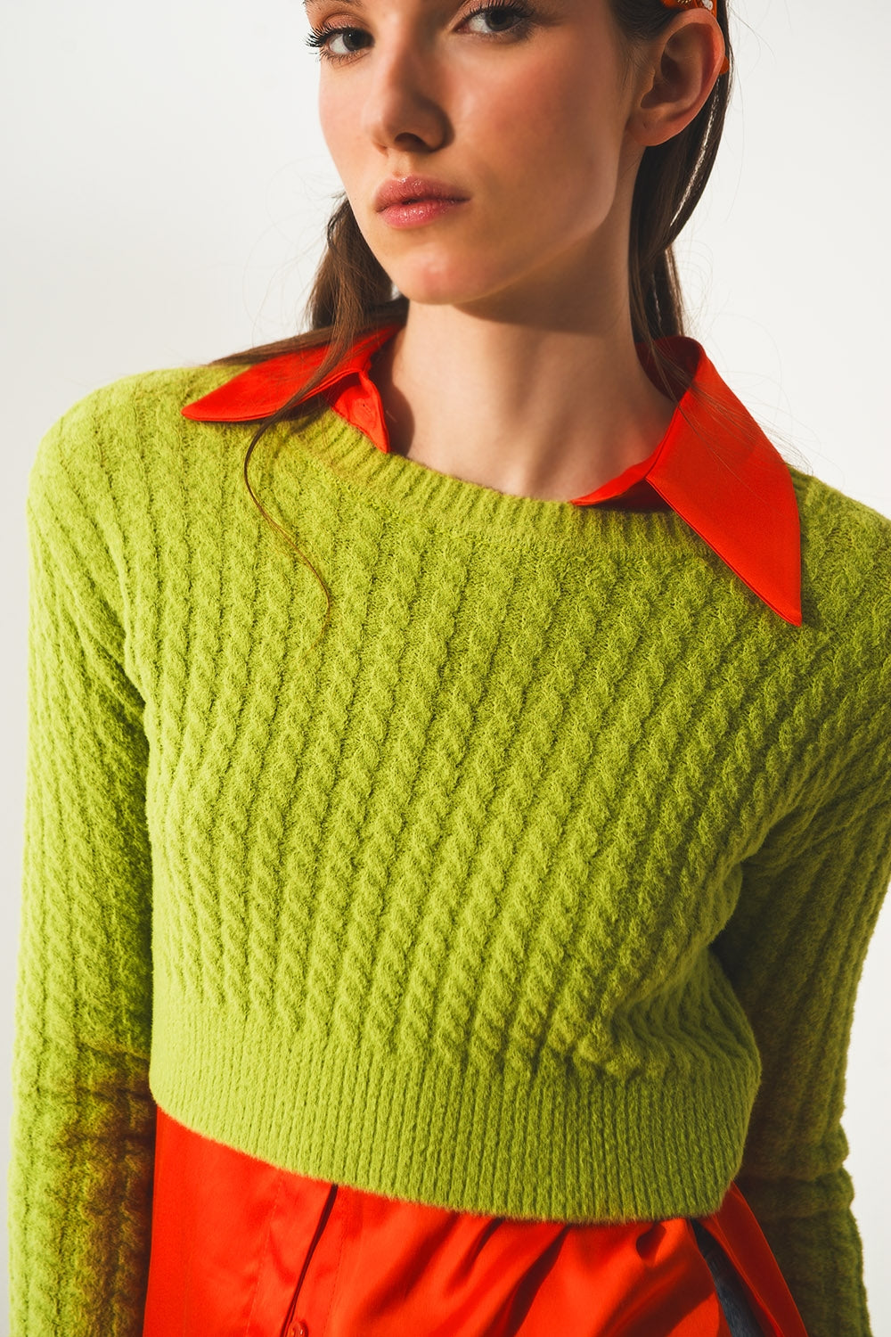 Maglione corto verde lime con motivo a trecce