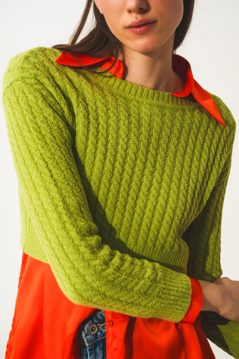 Maglione corto verde lime con motivo a trecce
