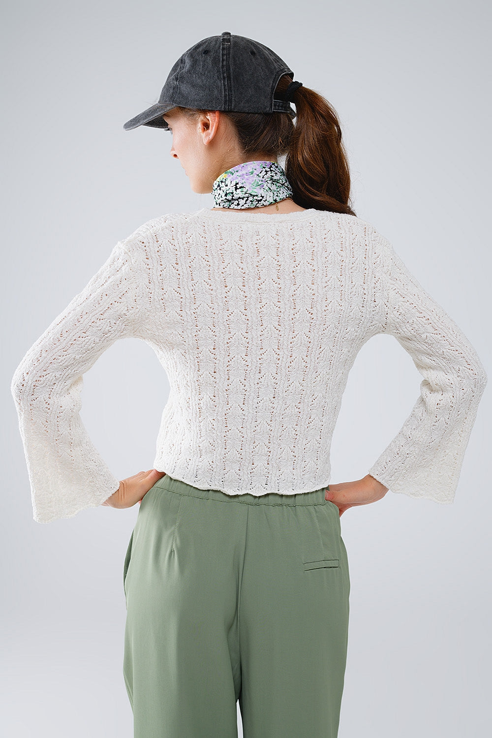 Maglione crema con maniche svasate