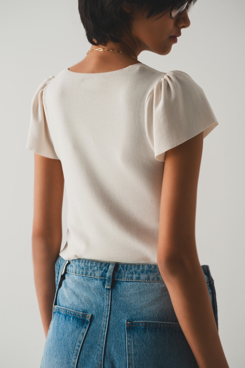 Maglione crema con scollo squadrato e maniche a sbuffo