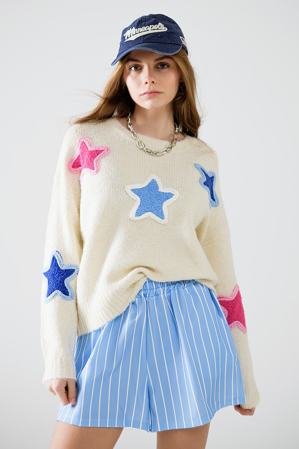 Maglione crema con stelle ricamate