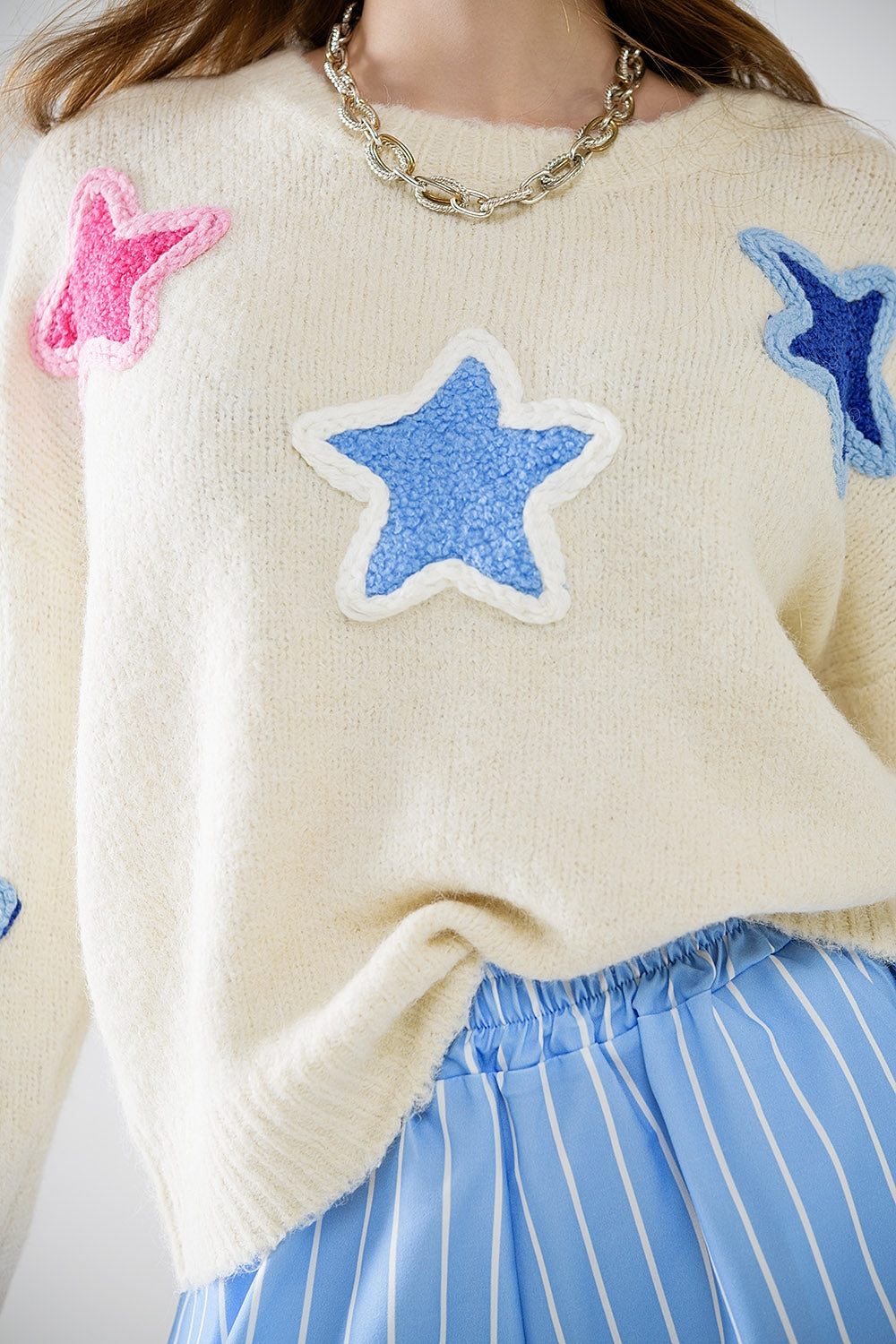 Maglione crema con stelle ricamate
