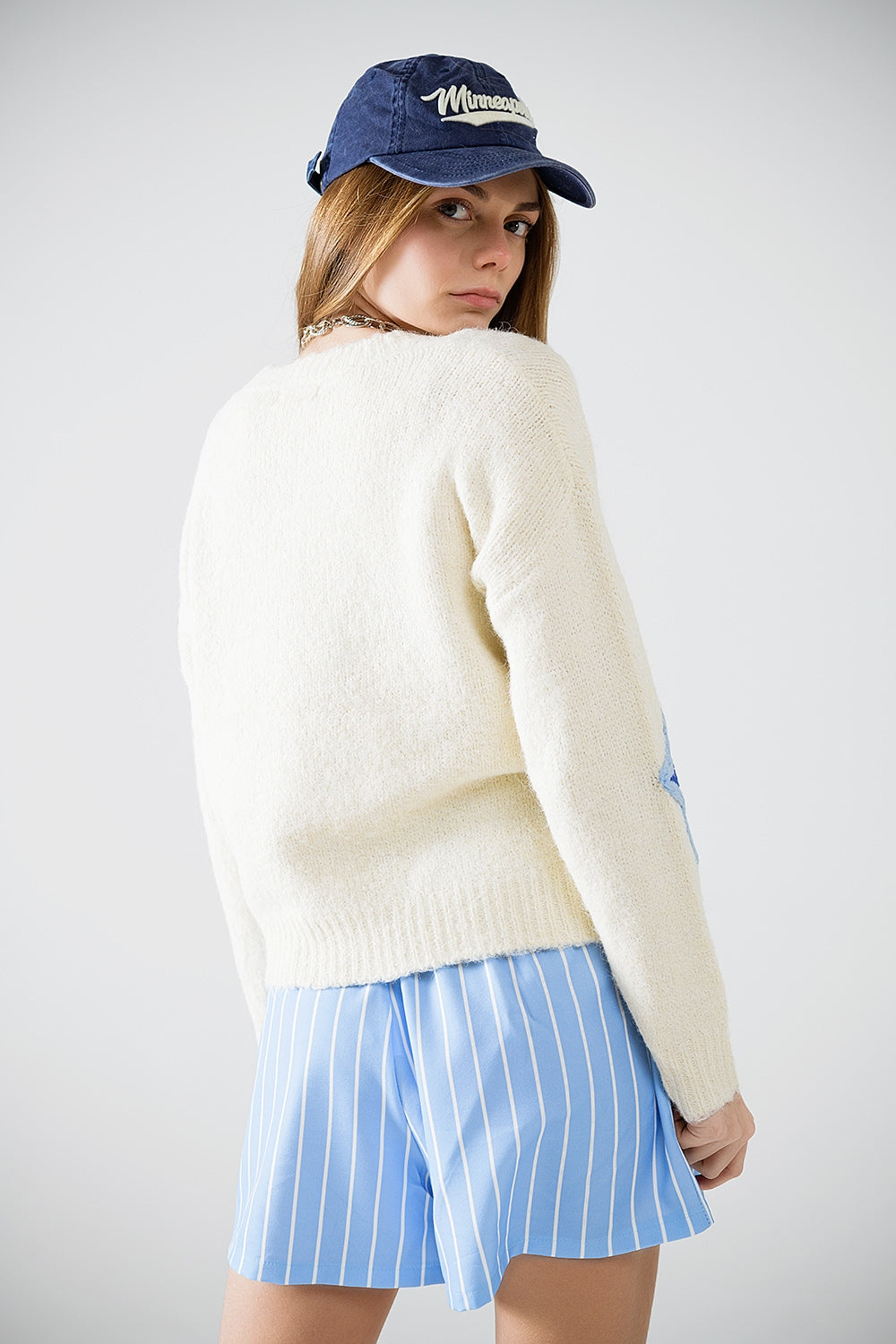 Maglione crema con stelle ricamate
