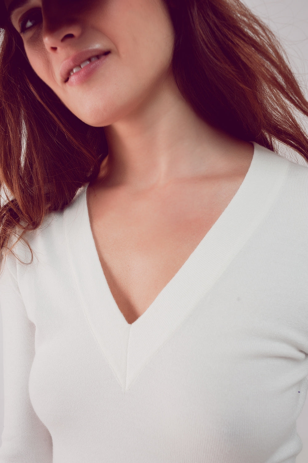 Maglione crema in maglia fine con scollo a V
