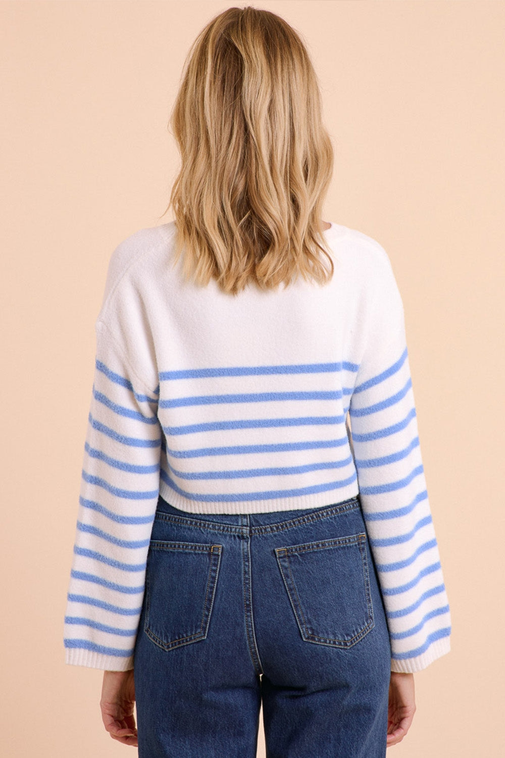 Maglione cropped con righe e scollo a barca