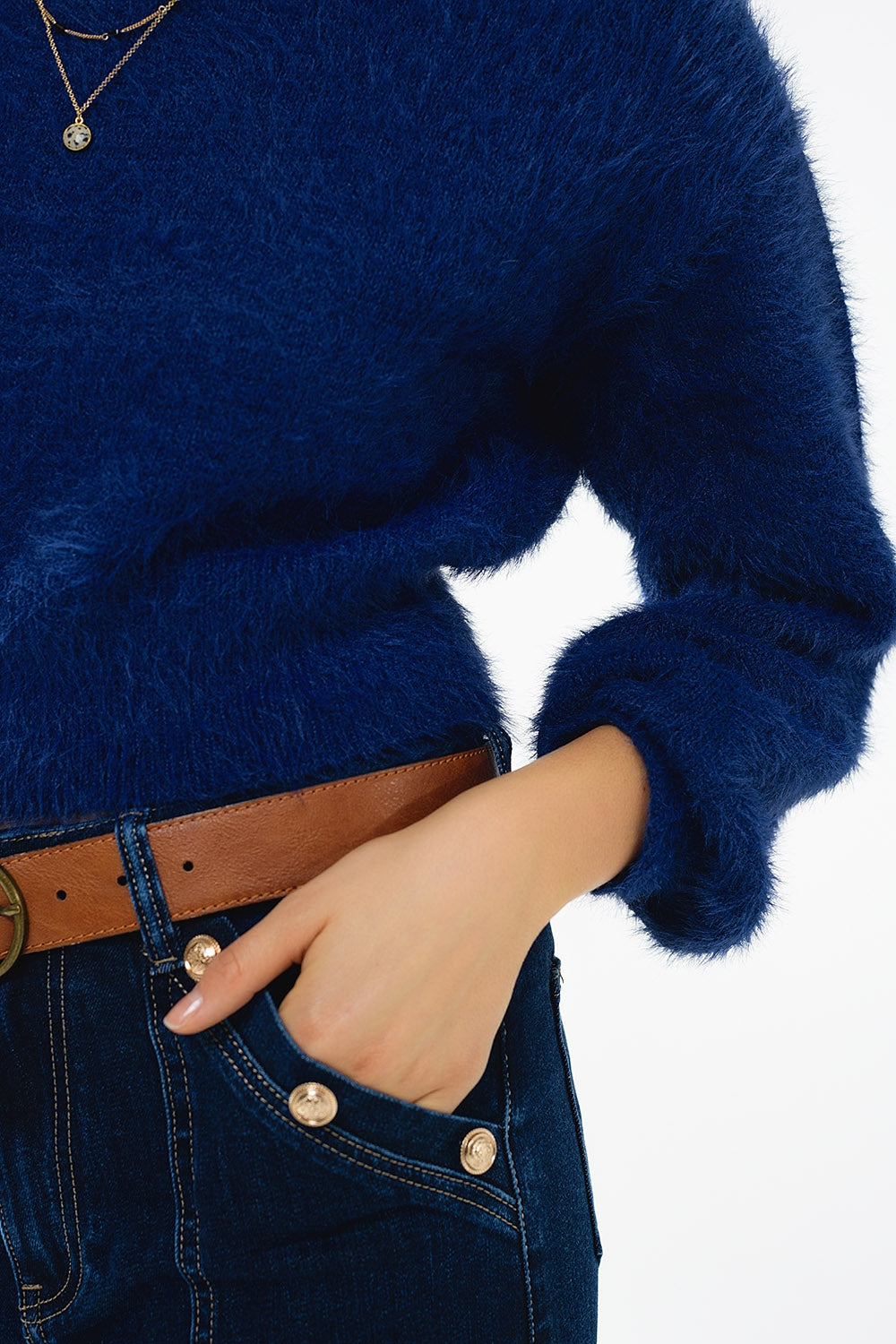 maglione cropped in blu marino aderente in vita