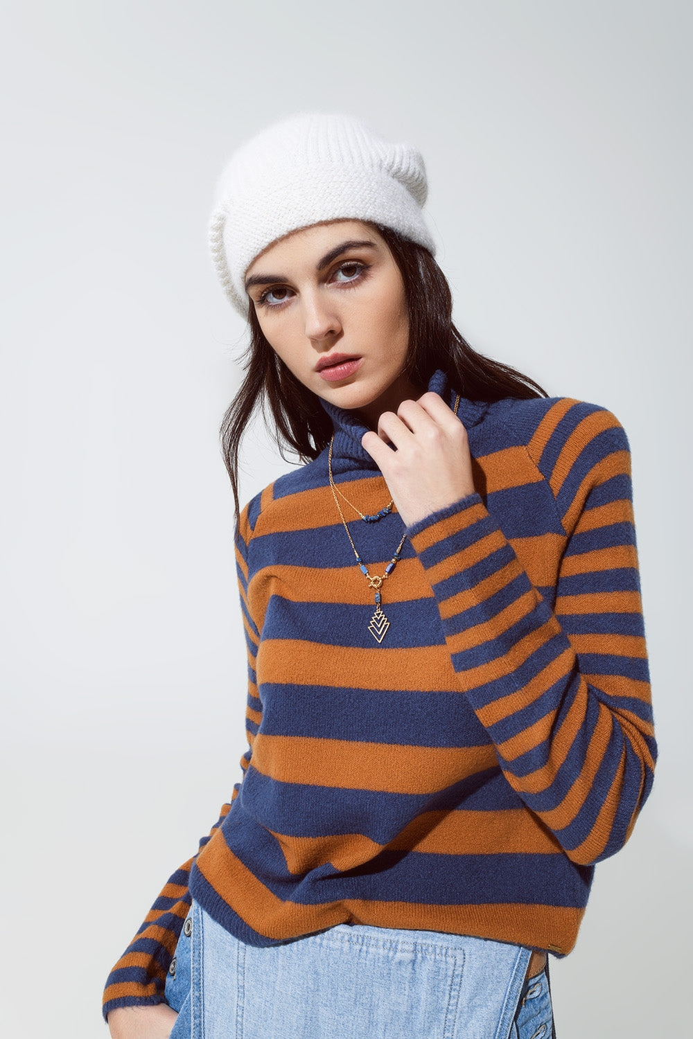 Maglione dolcevita a righe blu e marrone