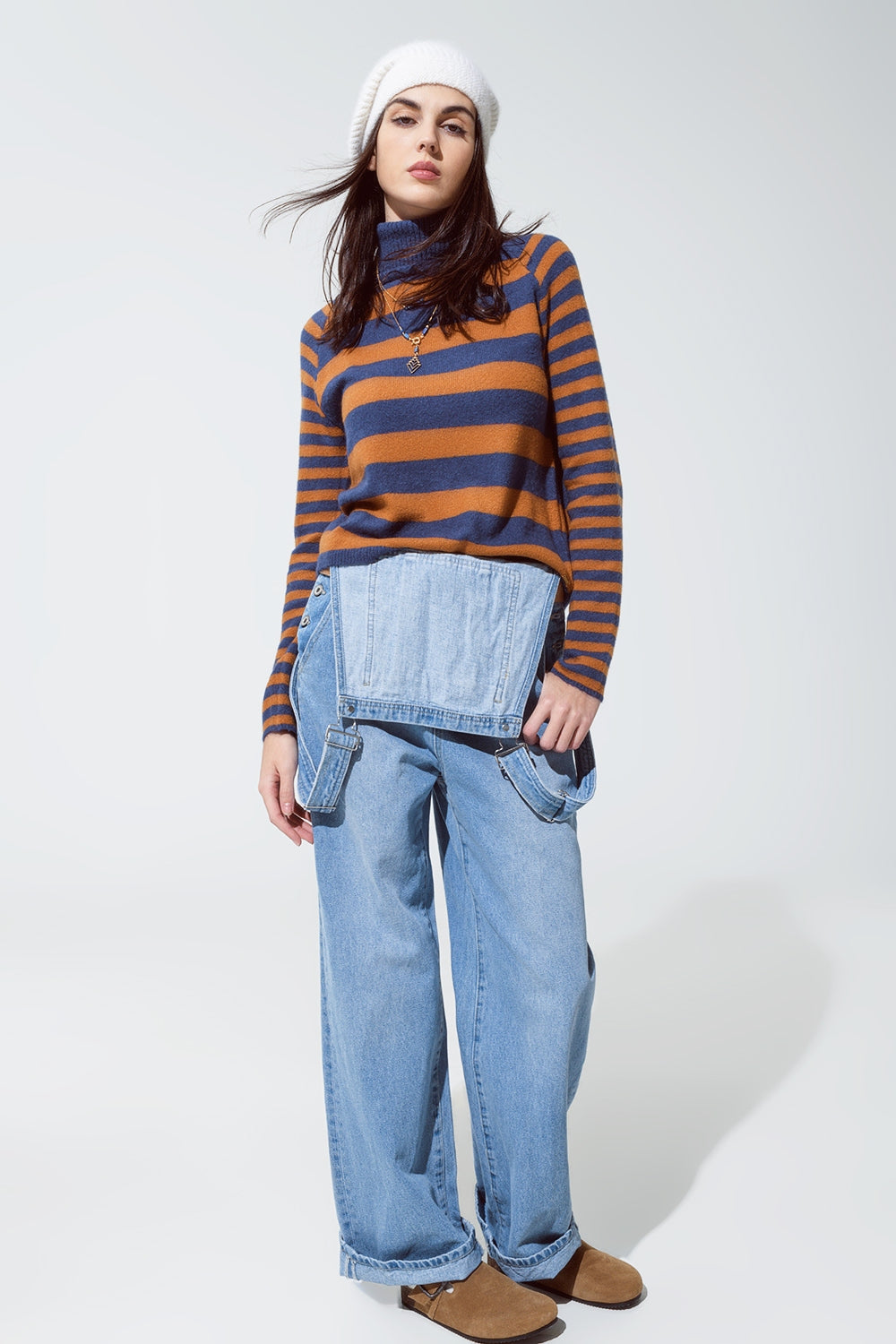 Maglione dolcevita a righe blu e marrone