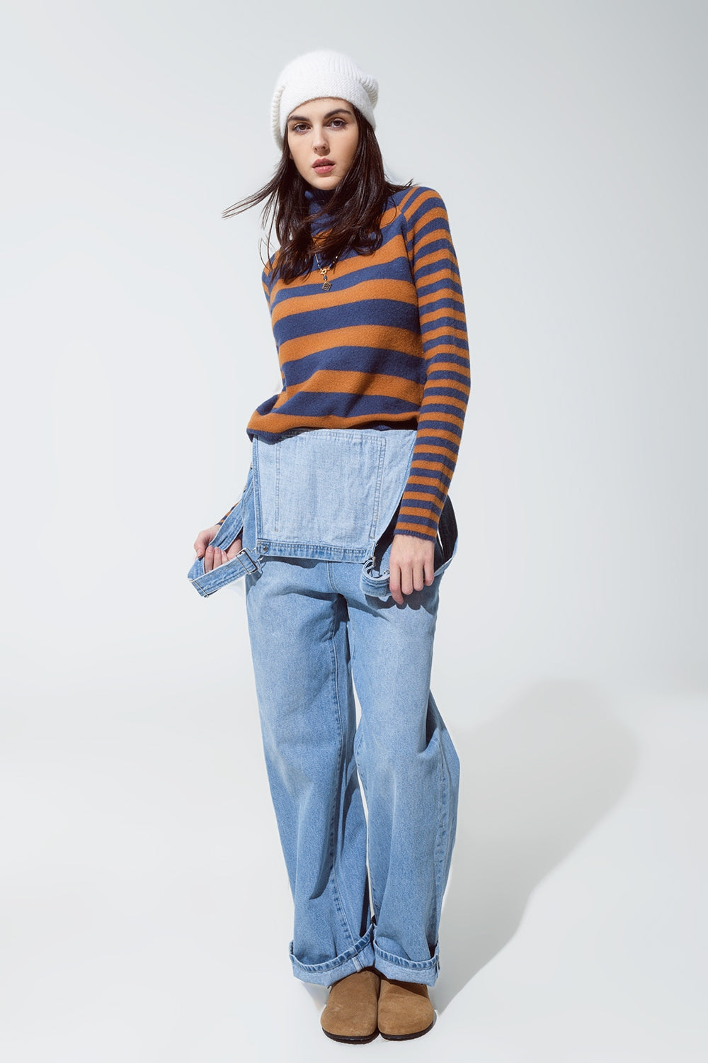 Maglione dolcevita a righe blu e marrone