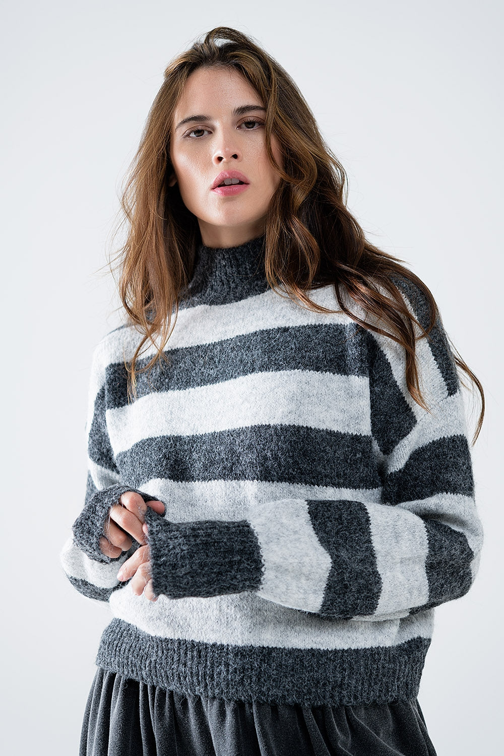 Q2 maglione dolcevita a righe grigie