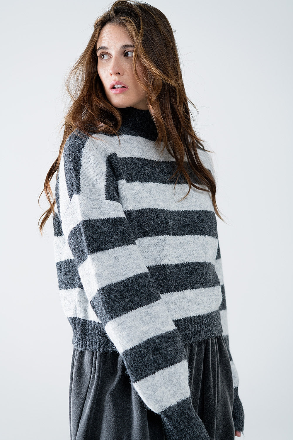 maglione dolcevita a righe grigie