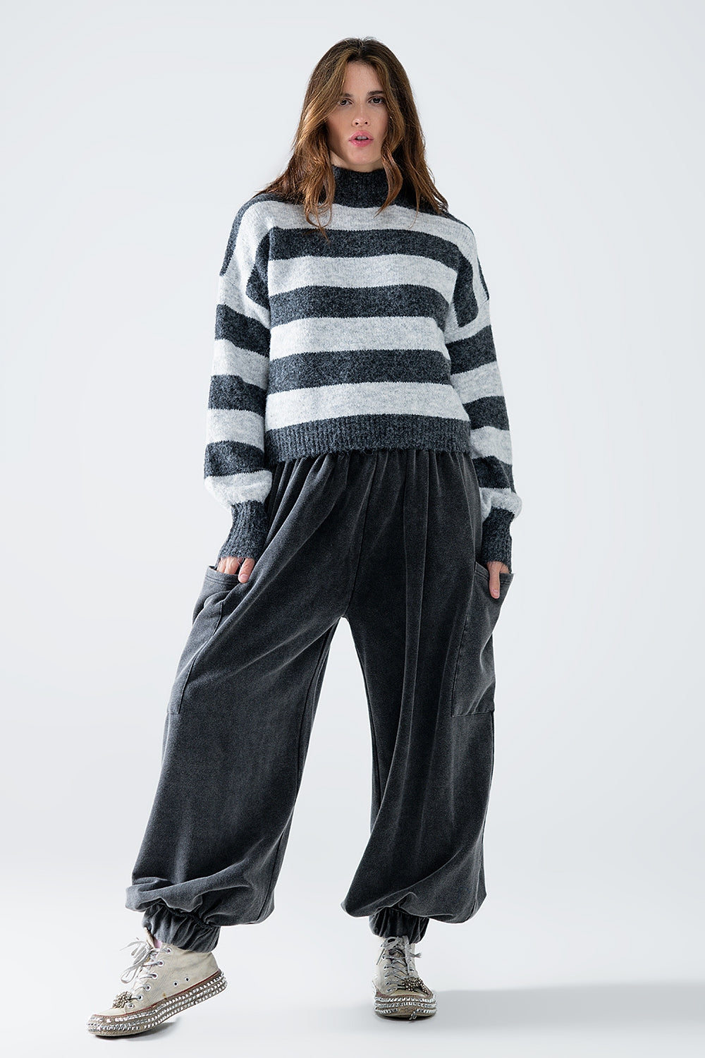 maglione dolcevita a righe grigie
