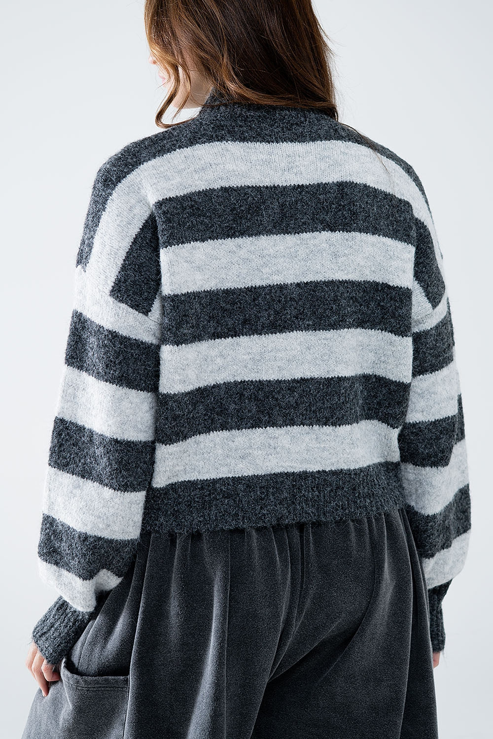 maglione dolcevita a righe grigie