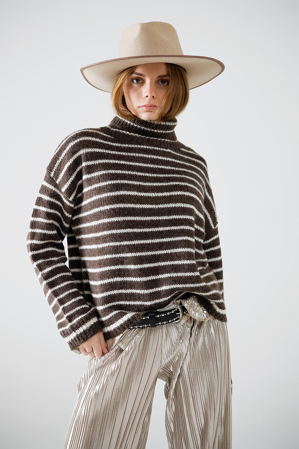 Q2 maglione dolcevita a righe in maglia morbida marrone