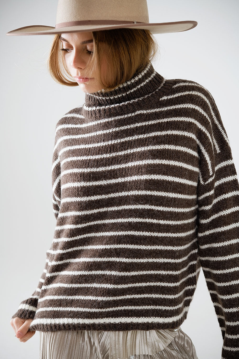 maglione dolcevita a righe in maglia morbida marrone