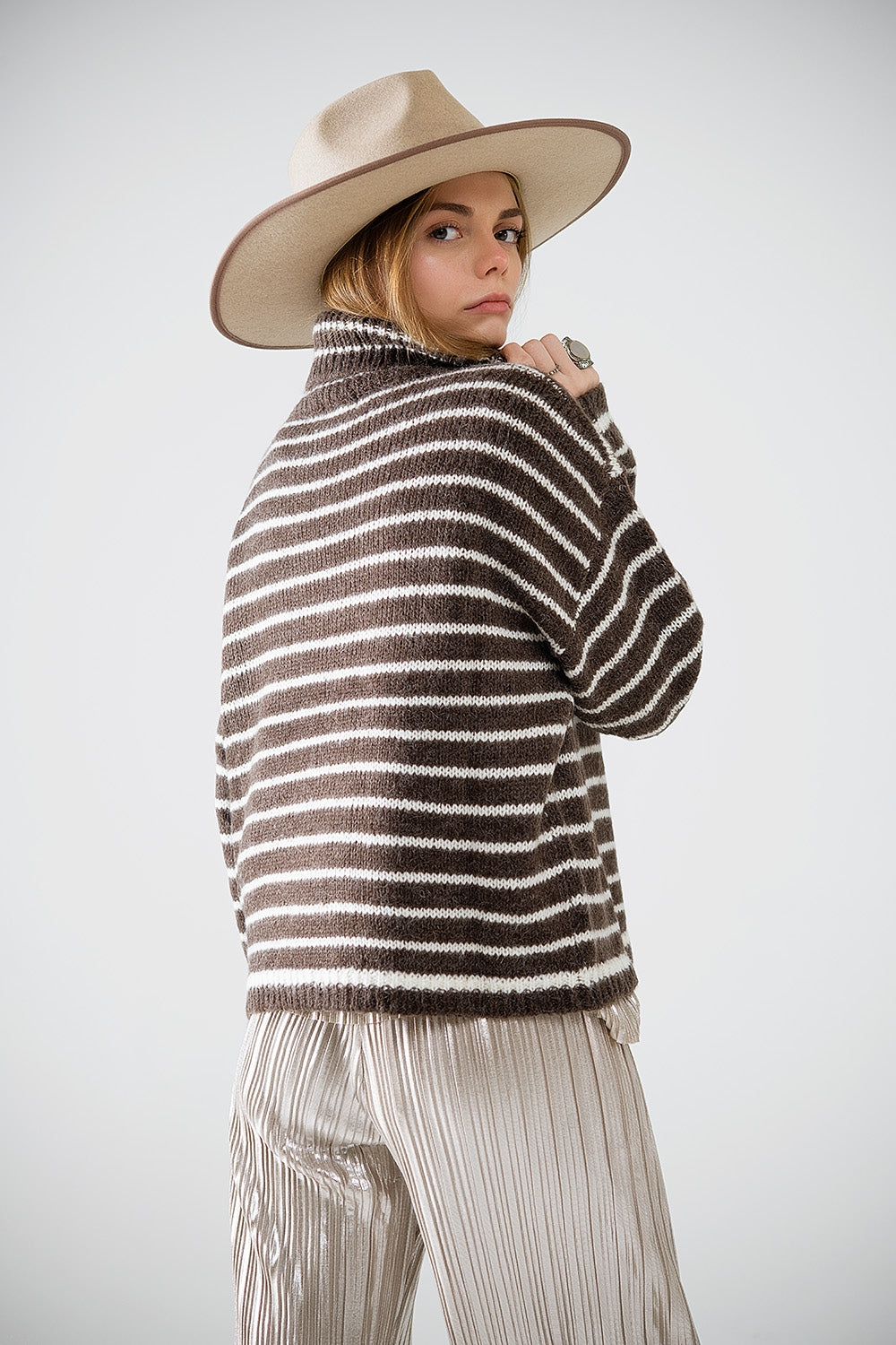 maglione dolcevita a righe in maglia morbida marrone