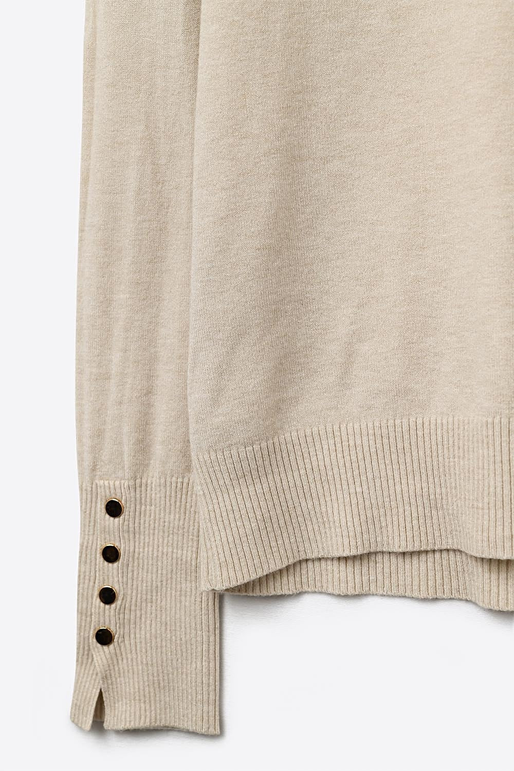 maglione dolcevita beige con bottoni dorati sul polsino