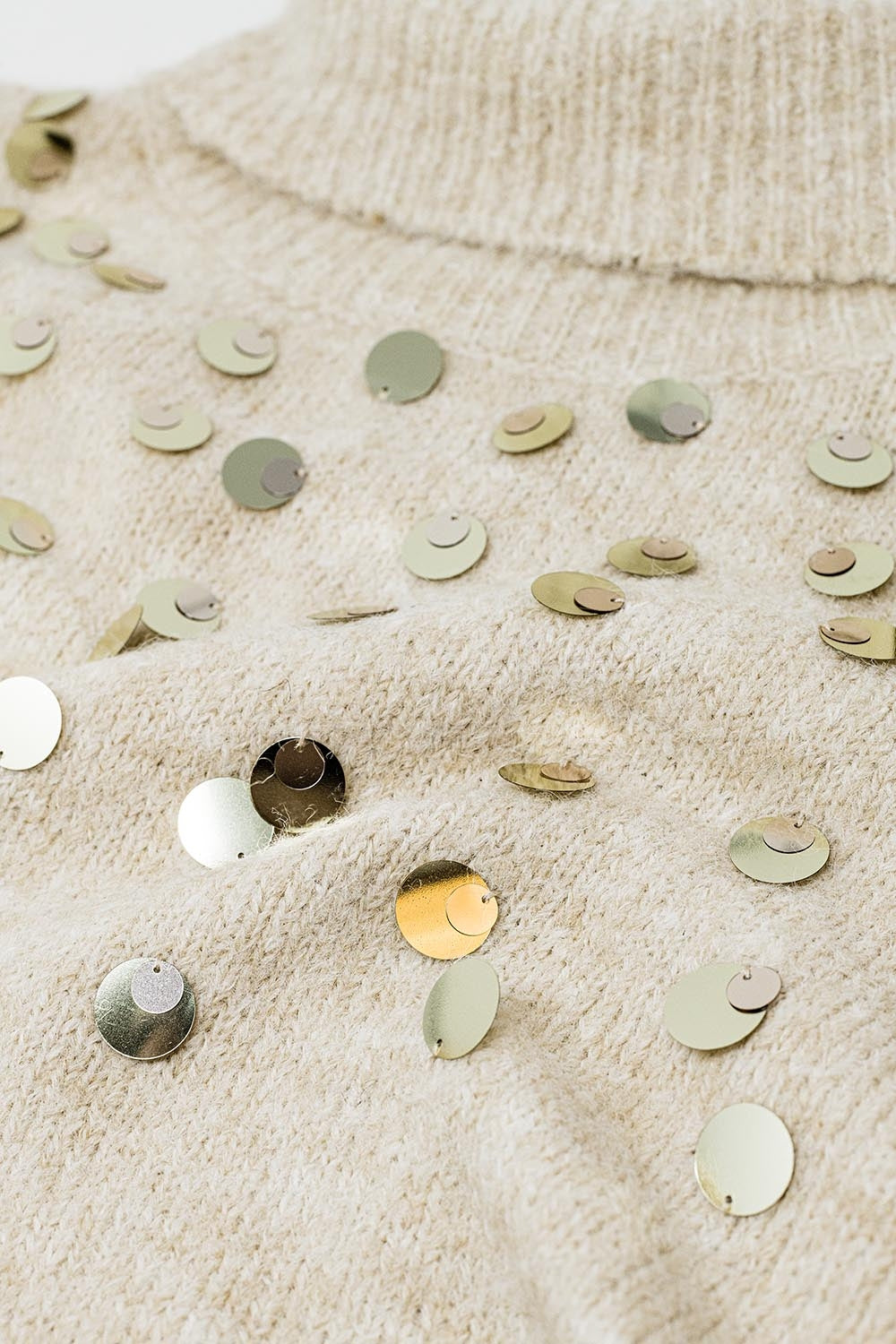 Maglione dolcevita beige con dettagli in paillettes