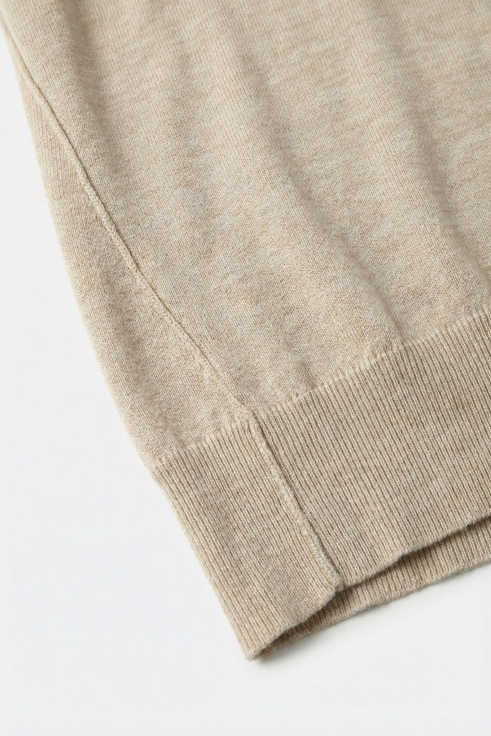 Maglione dolcevita beige in maglia fine di lana merino