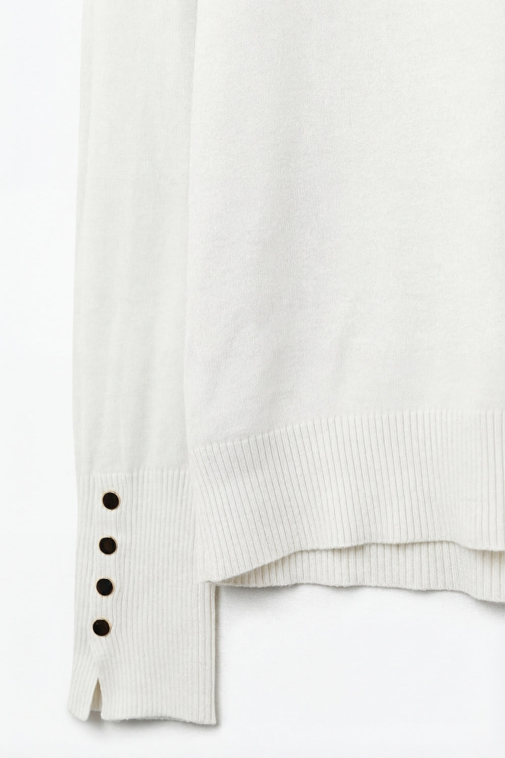 Maglione dolcevita bianco con bottoni dorati sul polsino
