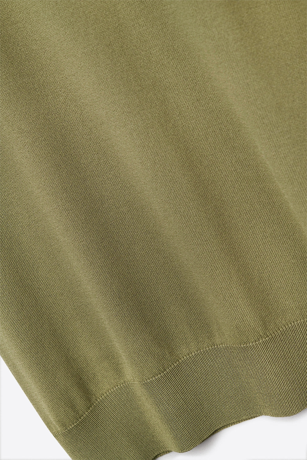 Maglione dolcevita color kaki con maniche corte aderenti
