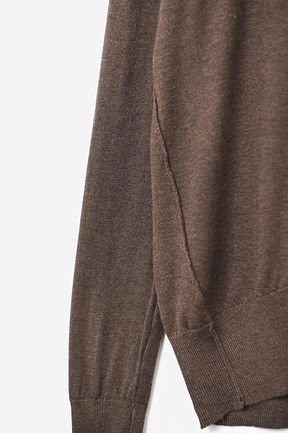 Maglione dolcevita di colore marrone in maglia di lana merino pregiata